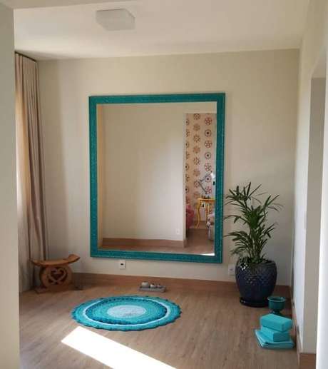 40. Moldura para espelho grande no tom azul turquesa combina com o tapete do ambiente. Fonte: Pinterest 40. Moldura para espelho grande no tom azul turquesa combina com o tapete do ambiente. Fonte: Pinterest