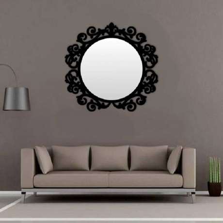 32. Moldura para espelho em MDF preto chama a atenção na sala de estar. Fonte: Pinterest 32. Moldura para espelho em MDF preto chama a atenção na sala de estar. Fonte: Pinterest