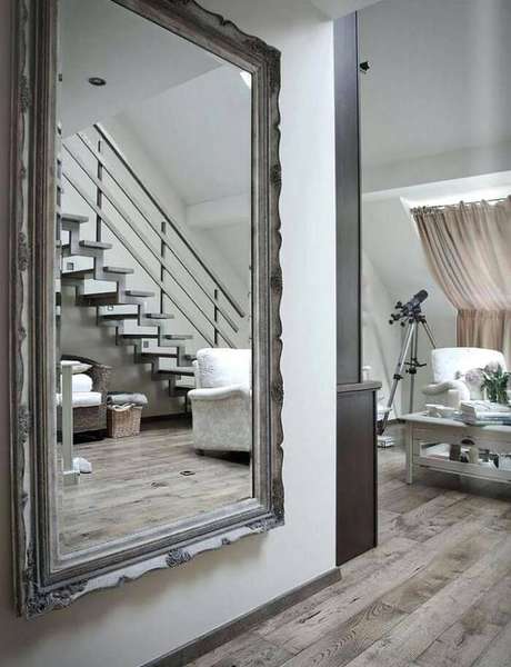 19. Moldura para espelho grande com estilo provençal fixada a parede. Fonte: Pinterest 19. Moldura para espelho grande com estilo provençal fixada a parede. Fonte: Pinterest