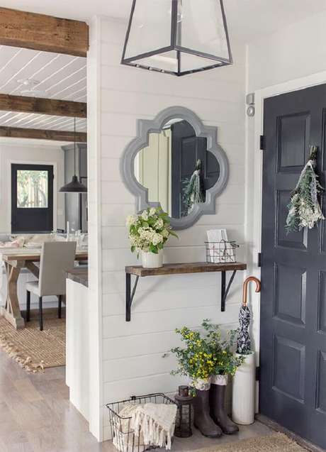 34. Moldura na cor cinza encanta a entrada de casa. Fonte: Pinterest 34. Moldura na cor cinza encanta a entrada de casa. Fonte: Pinterest
