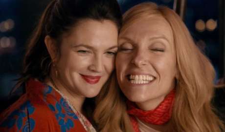 JÁ ESTOU COM SAUDADES - O filme conta a história de duas amigas inseparáveis desde a infância, Jess e Milly. Quando adultas, elas passam a enfrentar vários dilemas em suas famílias, inclusive um diagnóstico de câncer de mama JÁ ESTOU COM SAUDADES - O filme conta a história de duas amigas inseparáveis desde a infância, Jess e Milly. Quando adultas, elas passam a enfrentar vários dilemas em suas famílias, inclusive um diagnóstico de câncer de mama