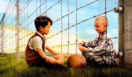 O MENINO DO PIJAMA LISTRADO - Durante a Segunda Guerra Mundial, Bruno, um garoto de oito anos, e sua família saem de Berlim para residir próximo a um campo de concentração, onde seu pai acaba de se tornar comandante. Infeliz e solitário, ele vagueia fora de sua casa e certo dia encontra Shmuel, um menino judeu de sua idade. Embora a cerca de arame farpado do campo os separem, os meninos começam uma amizade proibida O MENINO DO PIJAMA LISTRADO - Durante a Segunda Guerra Mundial, Bruno, um garoto de oito anos, e sua família saem de Berlim para residir próximo a um campo de concentração, onde seu pai acaba de se tornar comandante. Infeliz e solitário, ele vagueia fora de sua casa e certo dia encontra Shmuel, um menino judeu de sua idade. Embora a cerca de arame farpado do campo os separem, os meninos começam uma amizade proibida