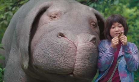 OKJA - Lucy Mirando (Tilda Swinton), a CEO de uma poderosa empresa, apresenta ao mundo que uma nova espécie animal foi descoberta no Chile. Apelidada de OKJA - Lucy Mirando (Tilda Swinton), a CEO de uma poderosa empresa, apresenta ao mundo que uma nova espécie animal foi descoberta no Chile. Apelidada de