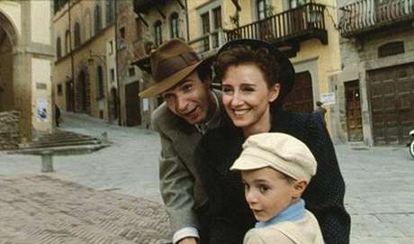 A VIDA É BELA - Durante a Segunda Guerra Mundial, Guido e seu filho Giosué são levados a um campo de concentração nazista. Para proteger o filho, Guido inventa que estão participando de uma gincana na qual o vencedor ganha um prêmio A VIDA É BELA - Durante a Segunda Guerra Mundial, Guido e seu filho Giosué são levados a um campo de concentração nazista. Para proteger o filho, Guido inventa que estão participando de uma gincana na qual o vencedor ganha um prêmio