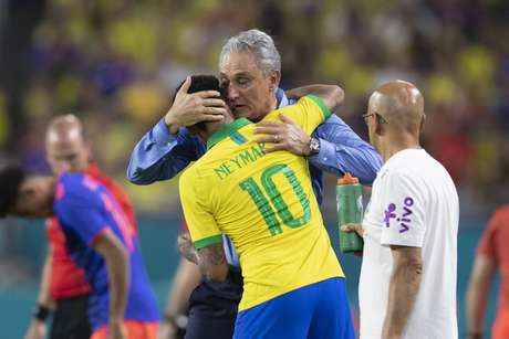 Neymar comemora gol dando abraço em Tite (Foto: Lucas Figueiredo/CBF) Neymar comemora gol dando abraço em Tite (Foto: Lucas Figueiredo/CBF)