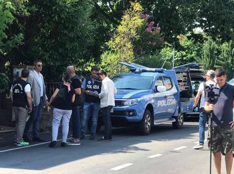 Policiais em frente à casa de Maria Aparecida Venâncio de Sousa, em Arezzo Policiais em frente à casa de Maria Aparecida Venâncio de Sousa, em Arezzo