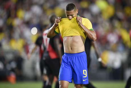 Richarlison reage durante o jogo contra o Peru