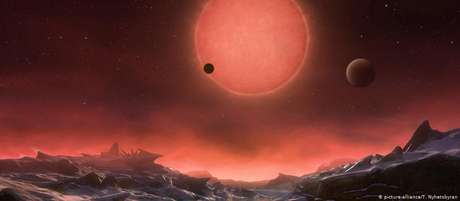 Planeta K2-18b orbita uma estrela anã vermelha e possui cerca de oito vezes a massa da Terra Planeta K2-18b orbita uma estrela anã vermelha e possui cerca de oito vezes a massa da Terra