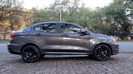 As rodas de liga leve aro 17 são pintadas de preto. As rodas de liga leve aro 17 são pintadas de preto.