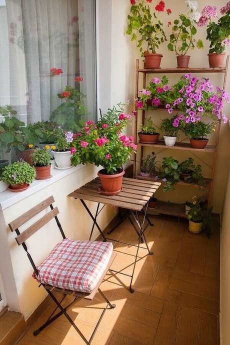 7. Vasos de flores para decoração de varanda pequena – Foto: Habitissimo 7. Vasos de flores para decoração de varanda pequena – Foto: Habitissimo