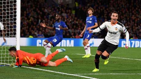 Rodrigo marca o gol da vitória do Valencia em Stamford Bridge. (Foto: AFP) Rodrigo marca o gol da vitória do Valencia em Stamford Bridge. (Foto: AFP)