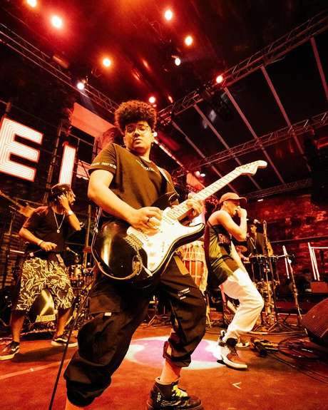 Em show de Àttooxxá, Chibatinha faz solo de guitarra. Em show de Àttooxxá, Chibatinha faz solo de guitarra.