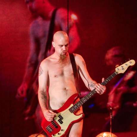 Nick Oliveri achou que ficar peladão em público faz parte do cotidiano do brasileiro (Reprodução/Internet) Nick Oliveri achou que ficar peladão em público faz parte do cotidiano do brasileiro (Reprodução/Internet)