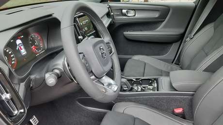 Na versão topo de linha, o XC40 tem borboletas atrás do volante. Na versão topo de linha, o XC40 tem borboletas atrás do volante.