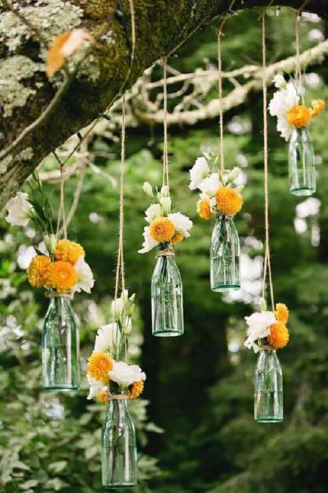 22. Decoração com garrafas decoradas suspensas ideal para festas de casamento 22. Decoração com garrafas decoradas suspensas ideal para festas de casamento