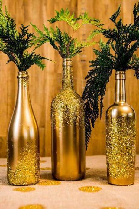 6. Garrafas decoradas com tinta dourada e glitter 6. Garrafas decoradas com tinta dourada e glitter