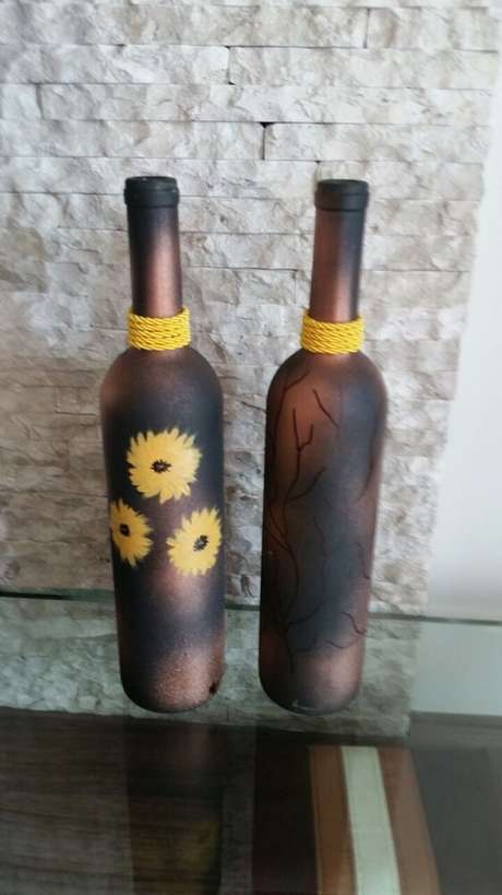 20. Garrafas decoradas com tinta fosca e flores pintadas 20. Garrafas decoradas com tinta fosca e flores pintadas
