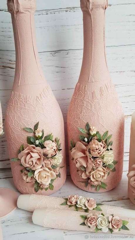 43. Rendas são ótimas para elaborar garrafas decoradas. Foto: Dicas Práticas 43. Rendas são ótimas para elaborar garrafas decoradas. Foto: Dicas Práticas