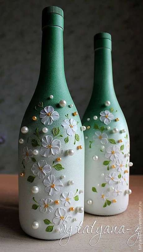 38. Garrafas decoradas com flores são delicadas. Foto: Como Fazer em Casa 38. Garrafas decoradas com flores são delicadas. Foto: Como Fazer em Casa