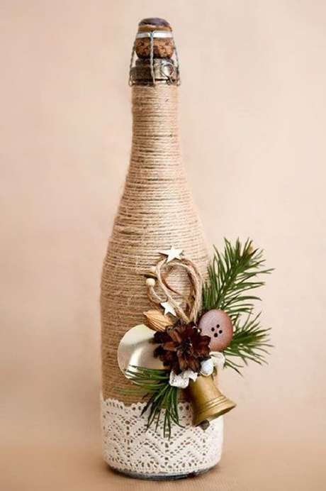 34. Garrafas decoradas com barbante e renda são lindas para festas. 34. Garrafas decoradas com barbante e renda são lindas para festas.