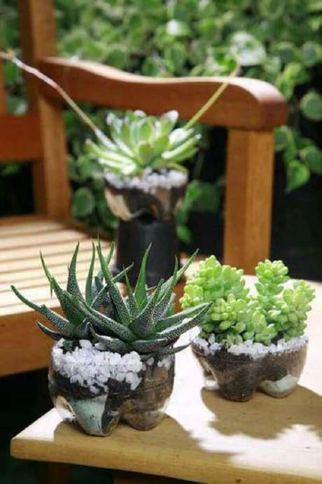 3. Vaso de suculentas feito com garrafas decoradas 3. Vaso de suculentas feito com garrafas decoradas