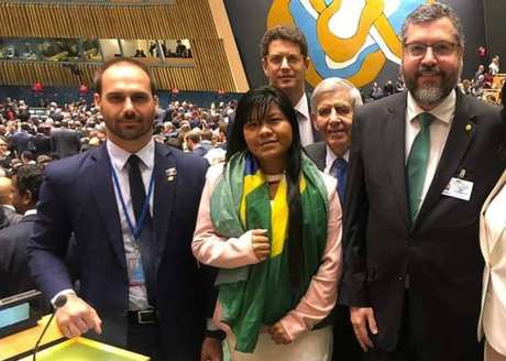 Ysani Kalapalo (centro) na Assembleia-Geral da ONU, acompanhada de Eduardo Bolsonaro, o ministro Ricardo Salles, o general Augusto Heleno e o chanceler Ernesto Araújo Ysani Kalapalo (centro) na Assembleia-Geral da ONU, acompanhada de Eduardo Bolsonaro, o ministro Ricardo Salles, o general Augusto Heleno e o chanceler Ernesto Araújo