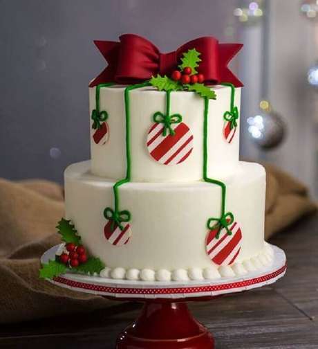 18. Bolo de Natal 2 andares decorado com pasta americana imitando bolas de natal – Foto: Cuded Art & Design