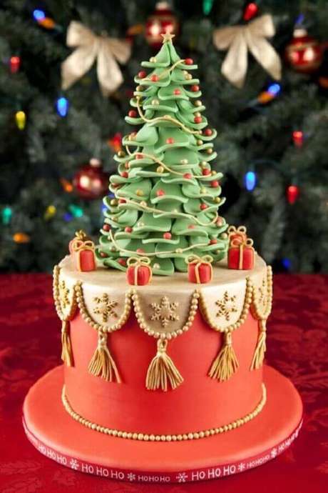 20. Invista em um pinheiro personalizado para a decoração de bolo de Natal feito em pasta americana – Foto: LoveToKnow