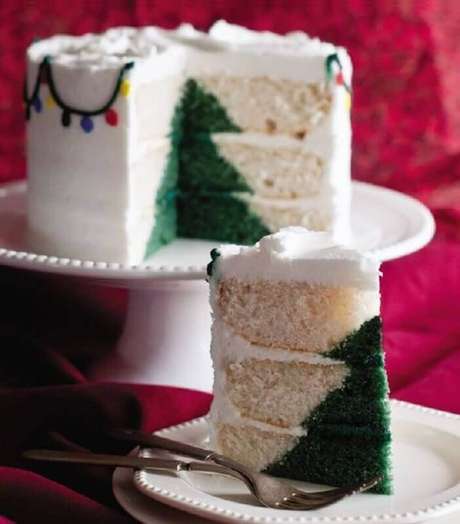 6. Invista em sua criatividade e elabore um bolo de Natal decorado por dentro – Foto: Cake Decorating Tutorials 6. Invista em sua criatividade e elabore um bolo de Natal decorado por dentro – Foto: Cake Decorating Tutorials