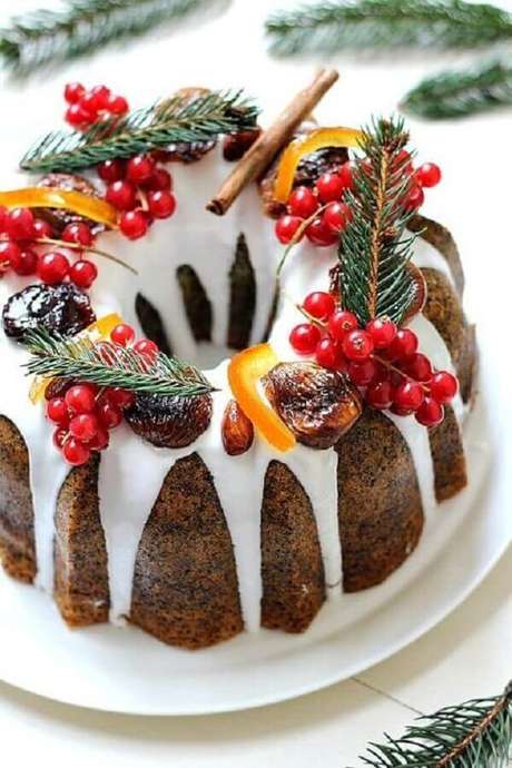 33. Lindo modelo clássico de bolo de Natal simples decorado com frutas e glacê – Foto: SistaCafe