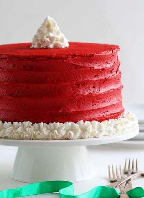 38. Bolos de Natal decorados com chantilly simples todo vermelho com detalhes brancos – Foto: Pinosy