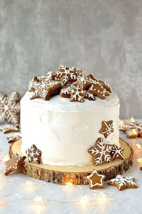 47. Bolos de Natal decorados com chantilly e biscoitos em formato de estrela – Foto: Danielle Noce