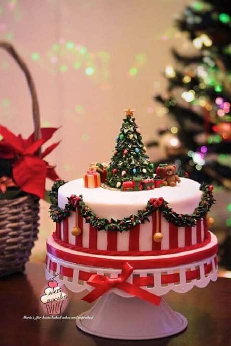 56. Lindo bolo de Natal decorado com pasta americana com pinheiros de Natal no topo – Foto: CakesDecor 56. Lindo bolo de Natal decorado com pasta americana com pinheiros de Natal no topo – Foto: CakesDecor
