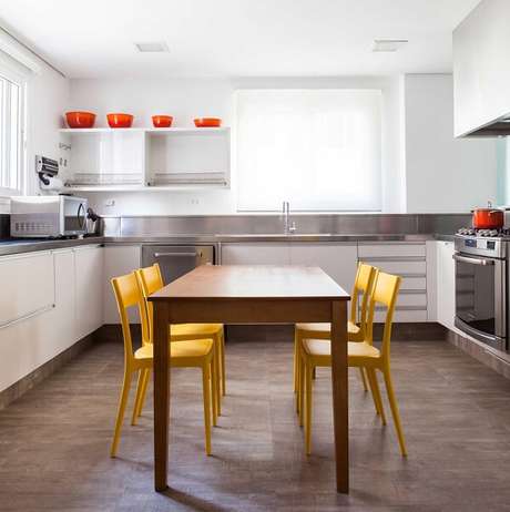 8. Decoração clean com cadeira amarela para cozinha. Projeto por Olegário de Sá & Gilberto Cioni 8. Decoração clean com cadeira amarela para cozinha. Projeto por Olegário de Sá & Gilberto Cioni
