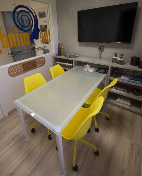 7. Sala de reunião decorada com mesa branca e cadeira de escritório amarela. Projeto por MIS Arquitetura e Interiores 7. Sala de reunião decorada com mesa branca e cadeira de escritório amarela. Projeto por MIS Arquitetura e Interiores