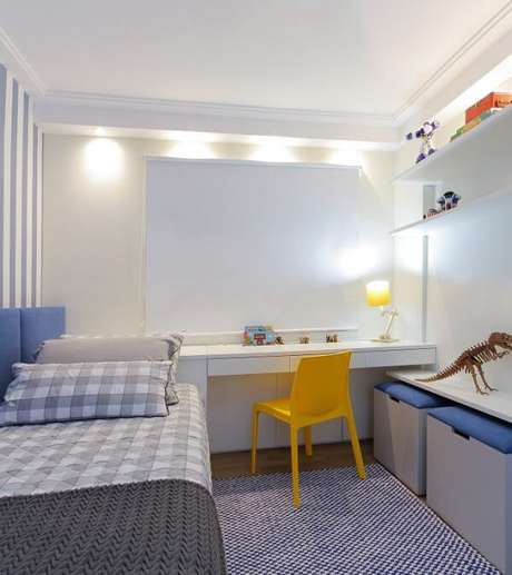 30. Quarto com bancada de estudos e cadeira amarela. Projeto por Bordin & Soares 30. Quarto com bancada de estudos e cadeira amarela. Projeto por Bordin & Soares