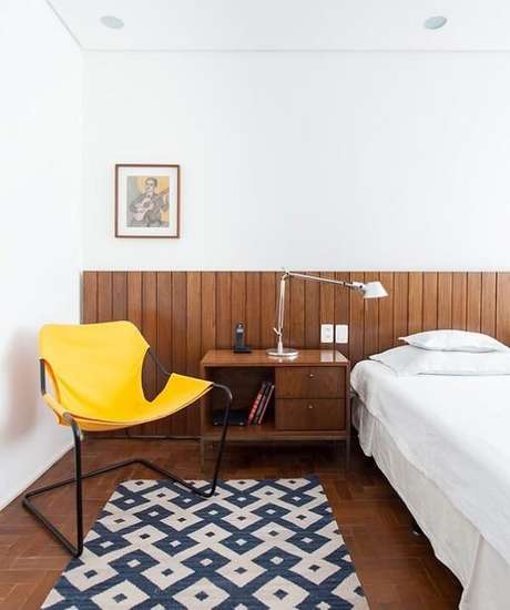 33. Quarto de casal com cadeira amarela posicionada ao lado da cama. Projeto por Felipe Hess 33. Quarto de casal com cadeira amarela posicionada ao lado da cama. Projeto por Felipe Hess