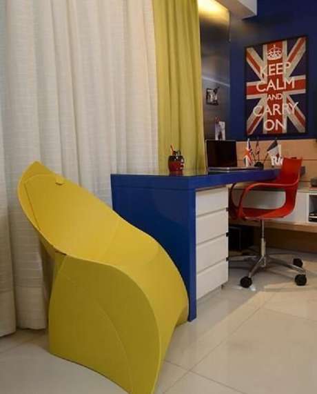 35. Quarto de solteiro com cadeira amarela com design criativo. Projeto por Rodrigo Maia 35. Quarto de solteiro com cadeira amarela com design criativo. Projeto por Rodrigo Maia