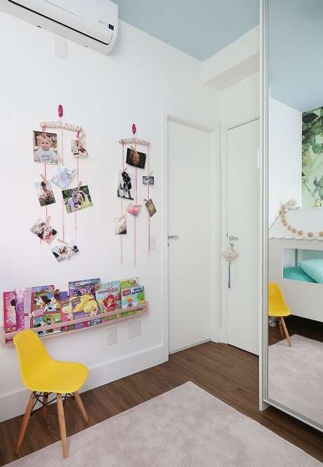36. Quarto infantil com guarda roupa espelhado e cadeira amarela. Projeto por BY Arq&Design 36. Quarto infantil com guarda roupa espelhado e cadeira amarela. Projeto por BY Arq&Design