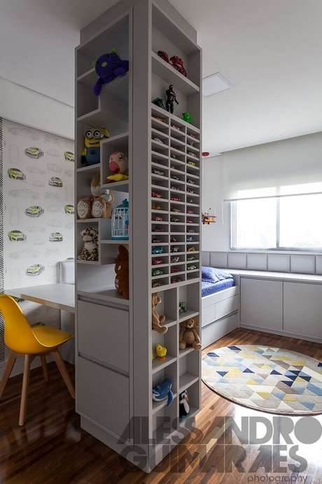 37. Quarto infantil com tapete colorido e cadeira amarela. Projeto por Liane Martins 37. Quarto infantil com tapete colorido e cadeira amarela. Projeto por Liane Martins