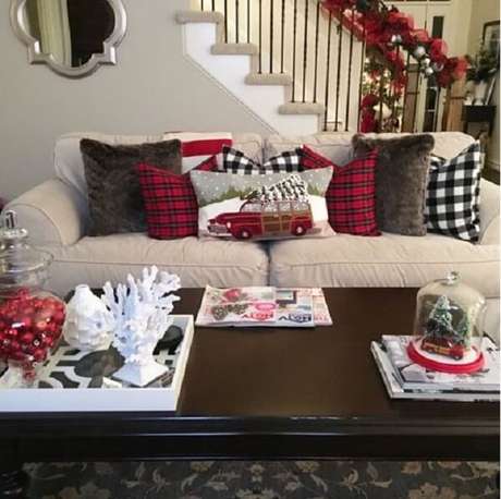 10. Sala de estar com almofadas de Natal em diferentes estampas. Fonte: Pinterest