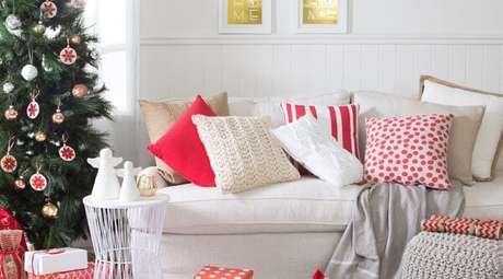 32. Diversas almofadas estampadas decoram o ambiente dessa sala de estar. Fonte: Pinterest