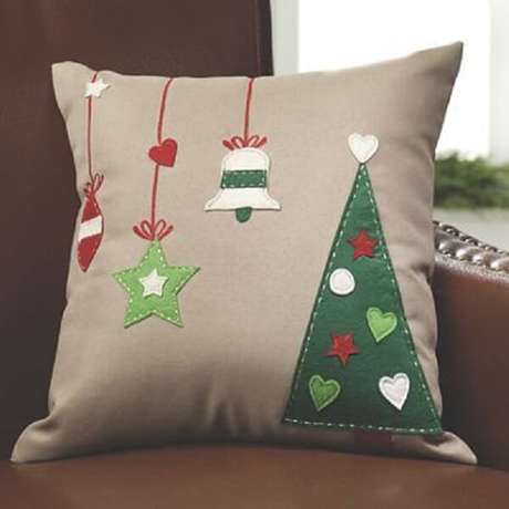 23. Invista em almofadas de Natal com design delicada e personalizada. Fonte: Pinterest