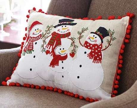 15. Almofada personalizada de Natal com bonecos de neve. Fonte: Pinterest