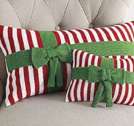 30. Almofadas de Natal em tons de vermelho, branco e verde. Fonte: Pinterest