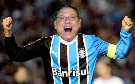 Milton Neves brincou com uma postagem "usando" a camisa do Tricolor (Foto: Reprodução/Twitter) Milton Neves brincou com uma postagem "usando" a camisa do Tricolor (Foto: Reprodução/Twitter)