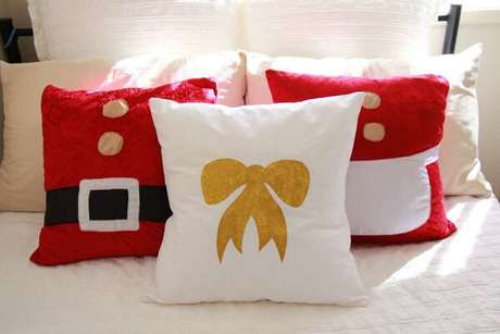 60. Conjunto de almofadas de Natal encantam a decoração desse ambiente. Fonte: Pinterest