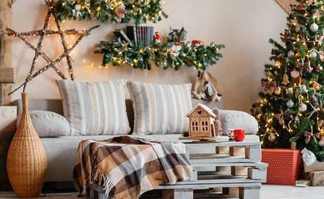 62. Sala de estar com almofadas de Natal discretas. Fonte: Pinterest