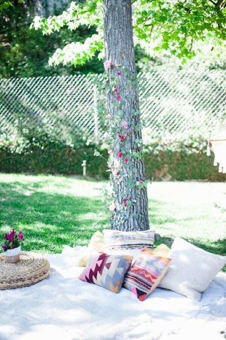 10. Leve almofadas para a sua festa picnic, isso garante mais conforto na hora e comer – Foto: Assetproject
