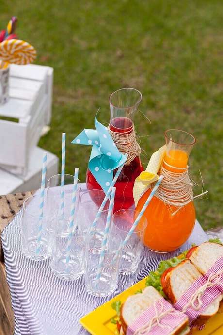 24. Leve bebidas refrescantes para a festa picnic – Foto: Puxe uma Cadeira